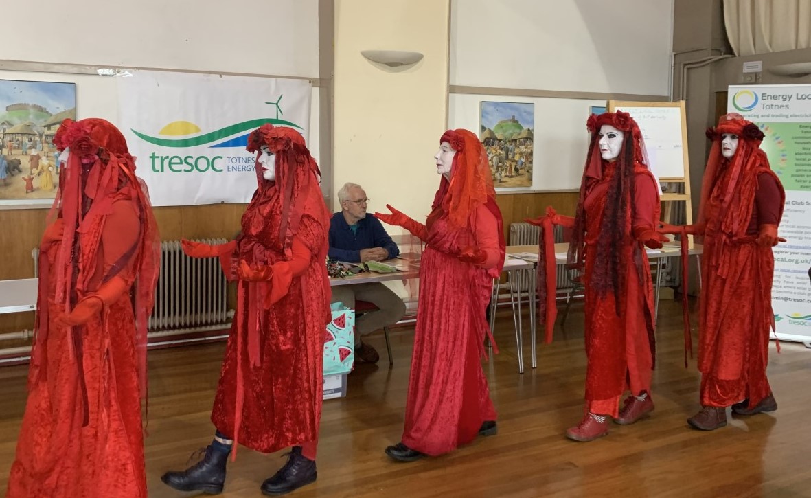 TRESOC (@tresoc_) on Twitter photo We were grateful to be a part of @TTTotnes' first Energy Wise event on Saturday, which included a visit from <a href="/ExtinctionR/">Extinction Rebellion Global</a>'s Red Rebel Brigade.
There was a lot of interest in the Energy Local Totnes scheme we're establishing. You can find out more here:
tresoc.co.uk/project/energy… We were grateful to be a part of @TTTotnes' first Energy Wise event on Saturday, which included a visit from <a href="/ExtinctionR/">Extinction Rebellion Global</a>'s Red Rebel Brigade.
There was a lot of interest in the Energy Local Totnes scheme we're establishing. You can find out more here:
tresoc.co.uk/project/energy…