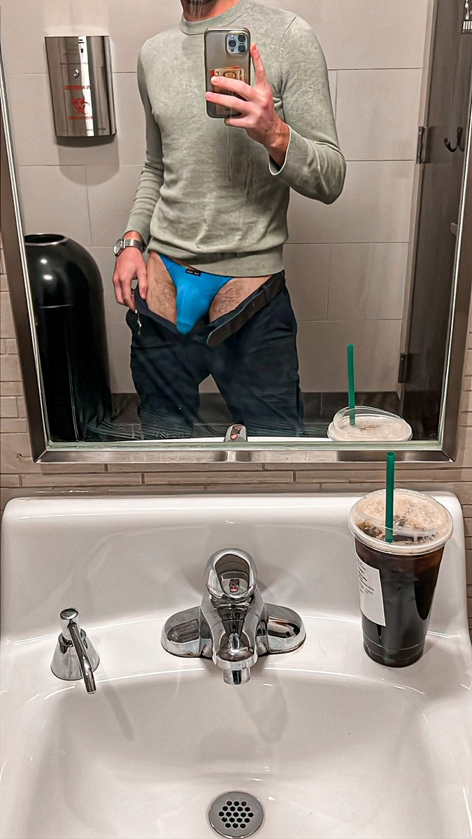 BarebackTwunk's tweet photo. Work is boring and I’m sooo horny https://t.co/ynnqXHKreo