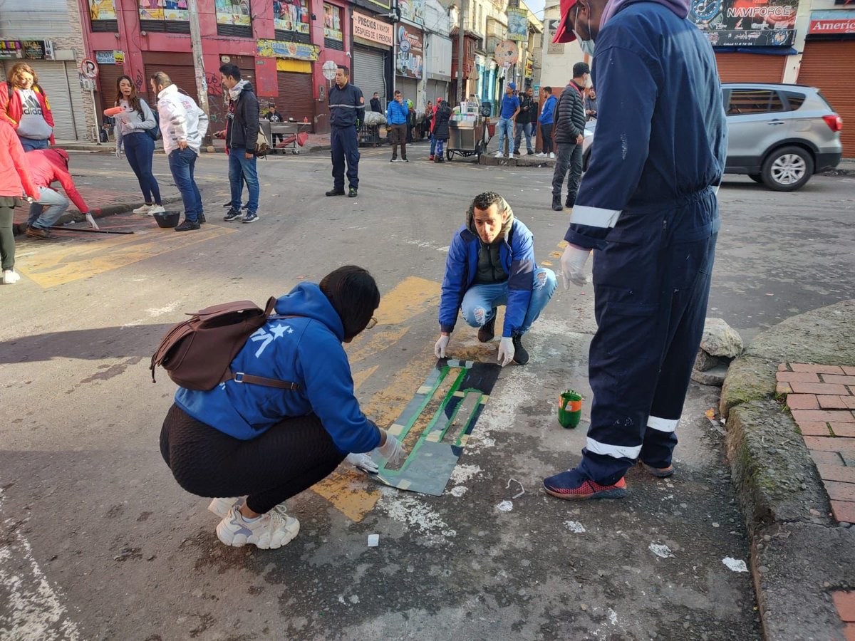 IPESBogota's tweet photo. En el marco del proceso de implementación del Plan Navidad, para la regulación de vendedores, se lleva a cabo la demarcación de los espacio de venta en espacio público, dando cumplimiento al acuerdo con vendedores informales de San Victorino, Calle 11 y Cra. 11 #Navidad2022 https://t.co/uVzO7rL7mz