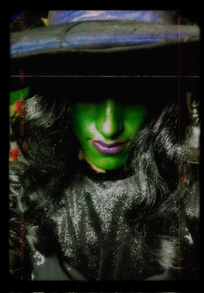 samueladolfo2's tweet photo. Todos Sabemos quién fué la inspiración 🧙🏽‍♀️💚
Mi #disfraz del #DiaDeMuertos es #elphis de nuestra princesa latina @dannapaola ✨
#dreamers #Lu #elite https://t.co/yhjqhIcctD
