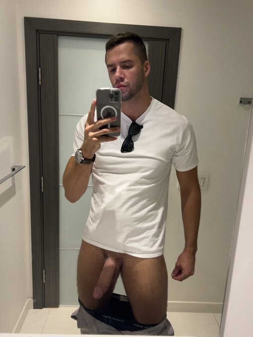 Oops my pants fell down https://t.co/86LhEhkpOH