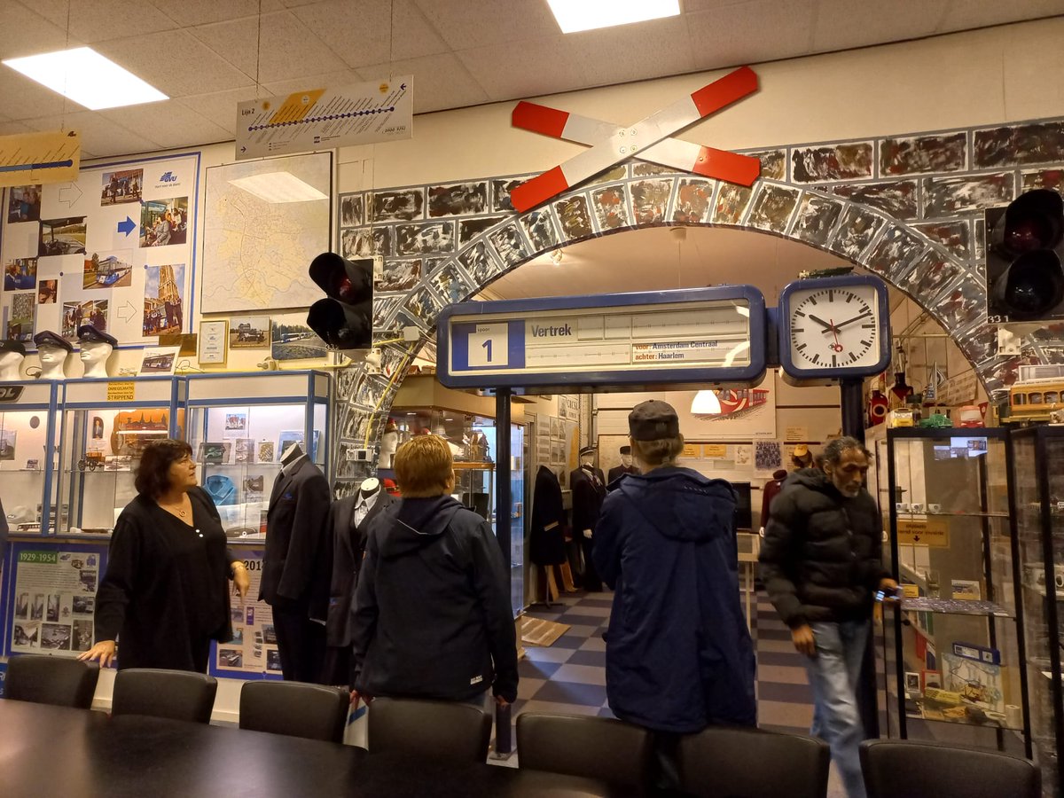 Gisteren met 19 personen van de Wurkjouwer  een bezoek gebracht aan het busmuseum Ousterhaule. Mooi en leerzaam.