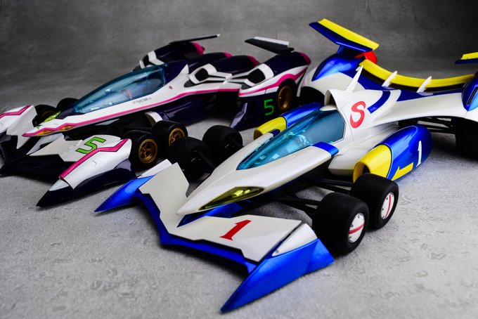 01が今手元に無いので凰呀と並べる。
凰呀の車体完成時期的に、恐らくダブルワンの血が最も濃く通っているんじゃないかという妄想。

それにしてもこう、大サイズはかなり熱いな…。
変形しなくてもいいからアルザードも欲しい。 