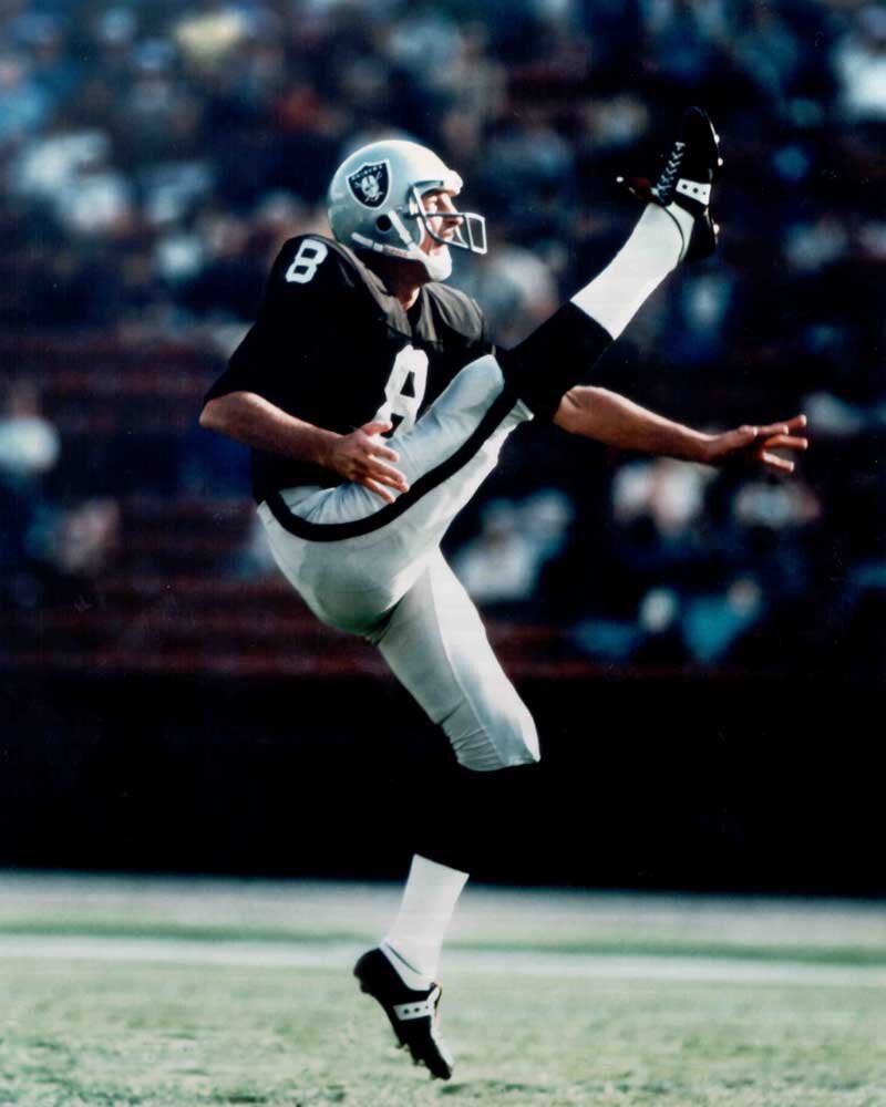Super70sSports's tweet image. Super Sky Point to Ray Guy, the only punter in the Pro Football Hall of Fame and the namesake of the yearly award for the best collegiate punter. You are now pinned inside your own 10-yard line just for reading this tweet. #RIP