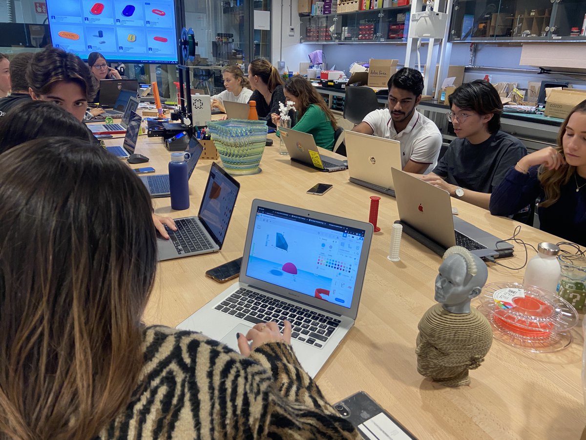 FabLabStQ's tweet photo. Arrancamos la segunda sesión de la asignatura Prototyping an Impact Technology de @esade🙌🏻🙌🏻. Lxs alumnxs han diseñado en 3D con 
@tinkercad y han aprendido cómo funciona una impresora 3D. 

#digitalfabrication  #education #3Dprinter #3dprinting https://t.co/yAJq7ST7ih