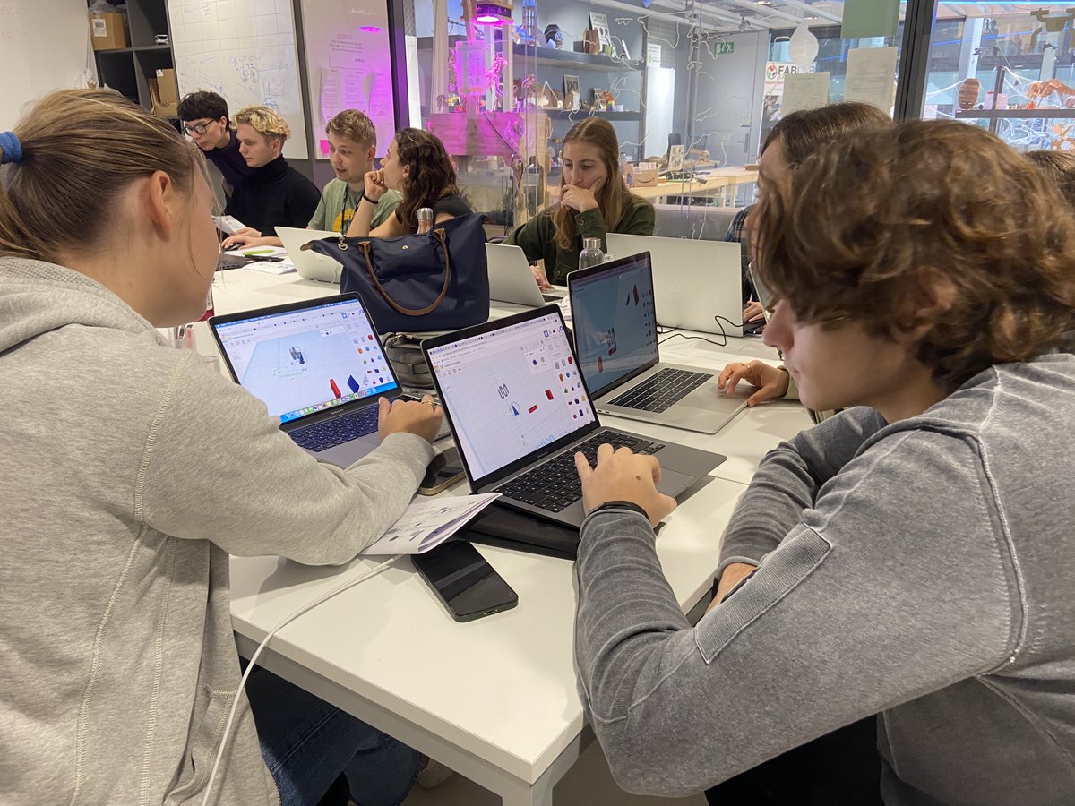 FabLabStQ's tweet photo. Arrancamos la segunda sesión de la asignatura Prototyping an Impact Technology de @esade🙌🏻🙌🏻. Lxs alumnxs han diseñado en 3D con 
@tinkercad y han aprendido cómo funciona una impresora 3D. 

#digitalfabrication  #education #3Dprinter #3dprinting https://t.co/yAJq7ST7ih