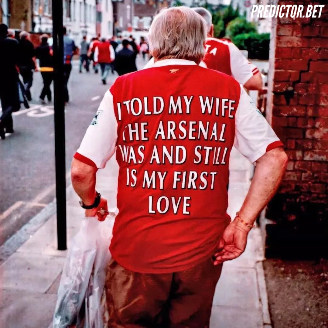 onlinepredictor's tweet photo. Wonder if she knows he wears this 😂
•
#fan #funny #football #premierleague #arsenal #husband #wife https://t.co/rRuQMEnRbF