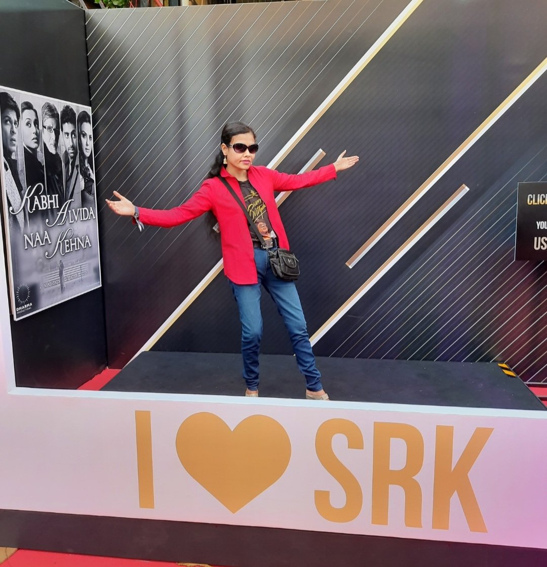 Our @SrkLucknowCfc1_ admin @FatimaSrk1 doing SRK pose & celebrating #HappyBirthdaySRK at #SRKDay event. ❤️

#King 
#ShahRukhKhan𓀠
#LucknowFan 

@iamsrk