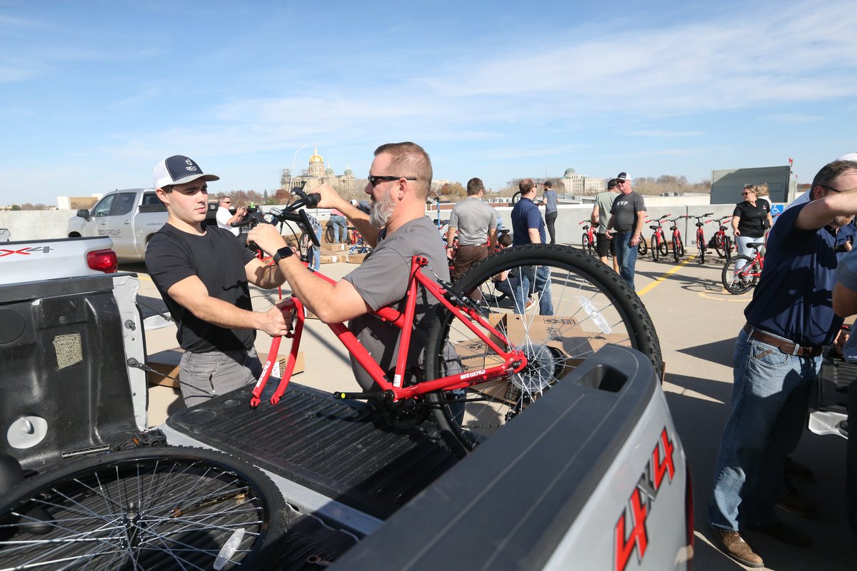 VarietyIowa's tweet photo. Did you know truck tailgates also come in handy when building bikes?!

These DCI Group volunteers built 50 BIKES IN 50 MINUTES (which is most likely a Variety bike build record!)

📷: Christopher Maharry https://t.co/tDMzOmnaB7