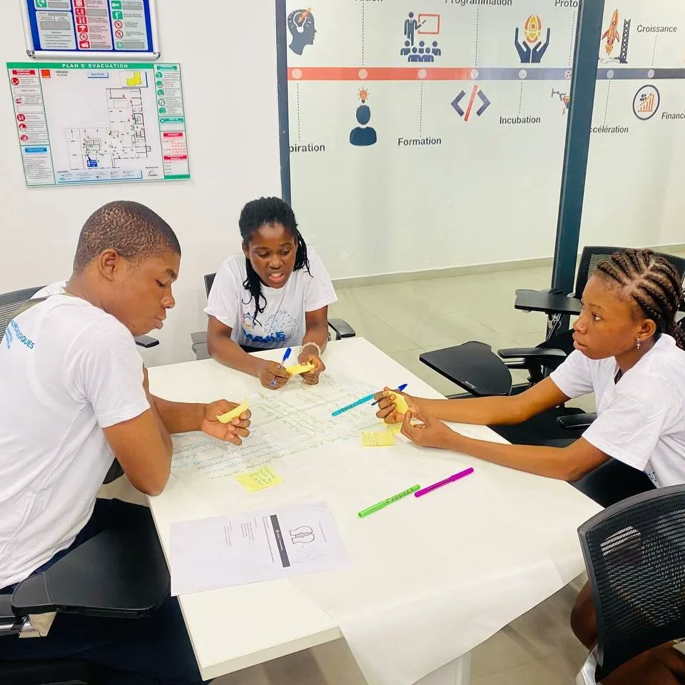Re_FFAO's tweet photo. Antoine Henry et Nzamba xavier pour un atelier sur le Design Thinking, la Créativité et l'Intelligence Collective

Immerger les apprenants dans différentes manières d'aborder une problématique ou un projet innovant.
Cette rencontre est pleine d'esprit de partage.

#MakeAfrica https://t.co/1Q0M9CiEKX