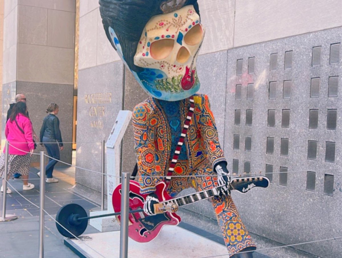 In celebration of Mexico’s heritage and culture, students were able to engage in Mexican arts, food and learn more about Día de los muertos. They were able to see the beautiful ofrenda that was honoring Mexican modern sculptors. 💙🐯#schoolculture #aecinyc #mexicanheritage