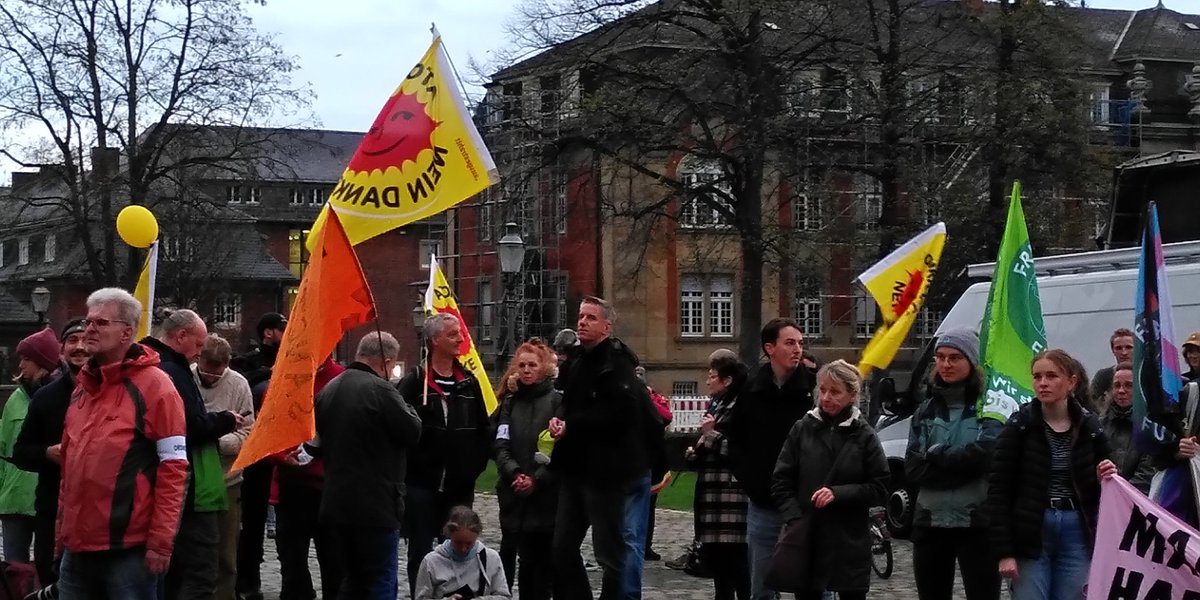 Vladimir Slivjak von #Ecodefence spricht jetzt über den Zusammenhang der Krise in der Ukraine und der Klimakatastrophe. #sofa # #muenster Russland war ein bequemer Lieferant - das muss sich ändern!
