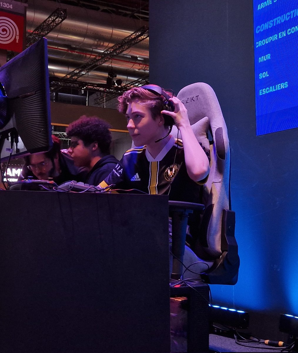 .@Snayzyy & @PodaSaiFN from @TeamVitality are currently playing Fortnite with audience members on stage at our booth 🐝  #JBLQuantumPGW #DareToDiveIn #VForVictory 