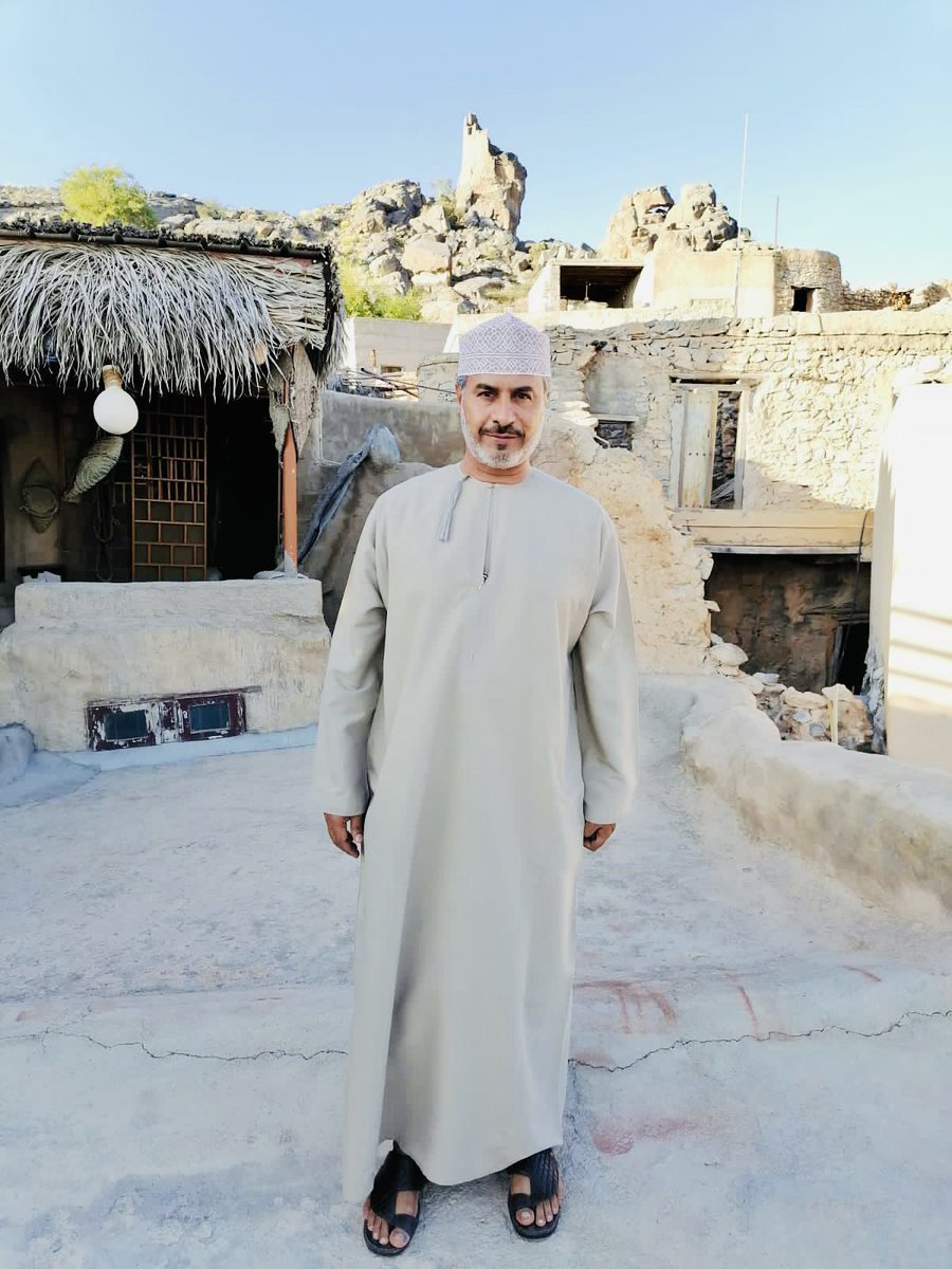 Khalifa_Alhinai's tweet photo. كلما أردتُ تنفّس كميةً أكبر من الجمال، قدتُ نفسي نحو مسفاة العبريين.

كان الوقت بعد العصر، حين ألقى عبدالرحيم العبري عليّ السلام، واصطحبني إلى متحفه المصغّر، وعرّفني على نزل المسفاة للضيافة الذي يحوي مقهى بإطلالة جميلة، على نخيل المسفاة ومدرّجاتها بديعة المنظر.

شكرا أبا إبراهيم. https://t.co/jkbRukXjSC