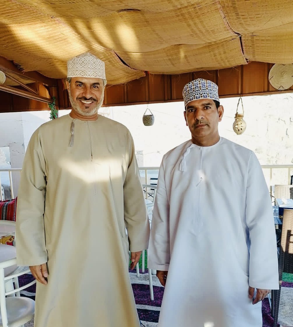 Khalifa_Alhinai's tweet photo. كلما أردتُ تنفّس كميةً أكبر من الجمال، قدتُ نفسي نحو مسفاة العبريين.

كان الوقت بعد العصر، حين ألقى عبدالرحيم العبري عليّ السلام، واصطحبني إلى متحفه المصغّر، وعرّفني على نزل المسفاة للضيافة الذي يحوي مقهى بإطلالة جميلة، على نخيل المسفاة ومدرّجاتها بديعة المنظر.

شكرا أبا إبراهيم. https://t.co/jkbRukXjSC