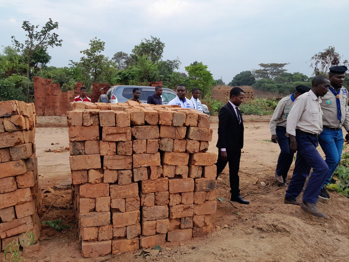 fecdcfondation's tweet photo. Comme nous l'avions promis lors du lancement de l'année scout.
Nous venons de concrétiser notre promesse. Plus de deux milles briques déposées au terrain scout situé au village kazembe.
#FECDC https://t.co/gQSFaYe0rS