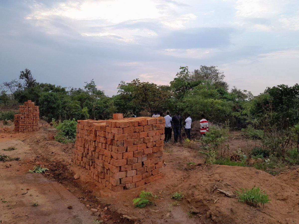fecdcfondation's tweet photo. Comme nous l'avions promis lors du lancement de l'année scout.
Nous venons de concrétiser notre promesse. Plus de deux milles briques déposées au terrain scout situé au village kazembe.
#FECDC https://t.co/gQSFaYe0rS