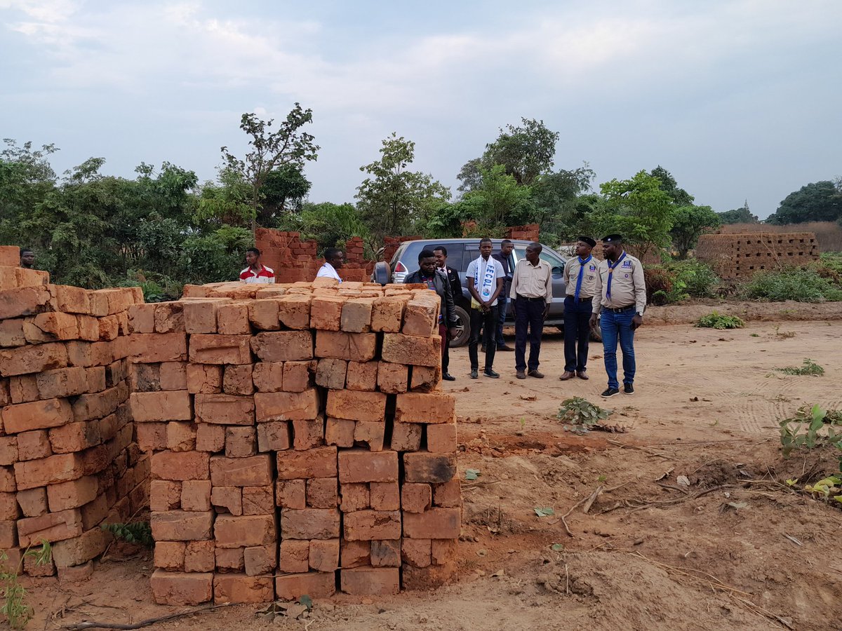 fecdcfondation's tweet photo. Comme nous l'avions promis lors du lancement de l'année scout.
Nous venons de concrétiser notre promesse. Plus de deux milles briques déposées au terrain scout situé au village kazembe.
#FECDC https://t.co/gQSFaYe0rS