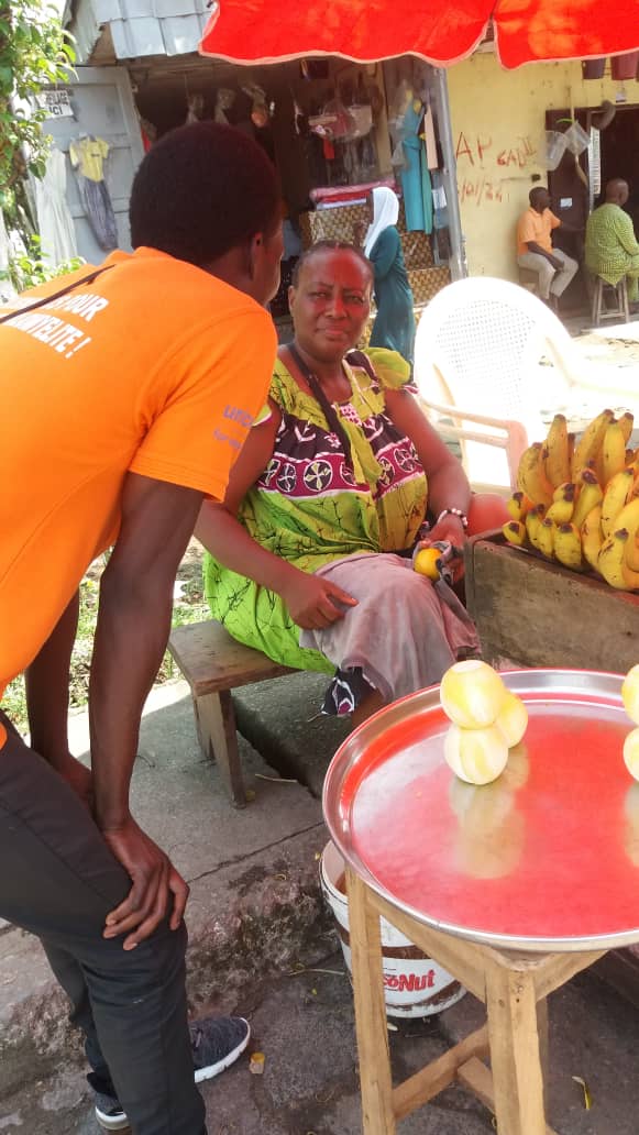 CRTV_web's tweet image. Depuis ce jeudi 3 novembre, 300 volontaires de l'association "Family Club" sensibilisent en faveur du 3e Tour de la campagne de vaccination contre la #Polio dans la ville de Douala.
#FreePolio237
#Unicef
#Pev