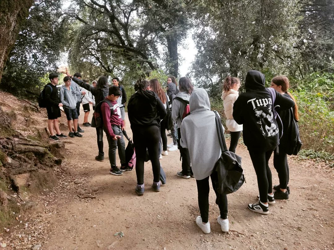 [ESPAIS ARA][4t d'ESO] 🌋🏞️
A Catalunya és probable que es produeixin terratrèmols com els de Japó o San Francisco? Preguntes com aquestes i sortides sobre el terreny com la d'avui a Olot, ens serveixen per investigar "Els Volcans i terratrèmols"