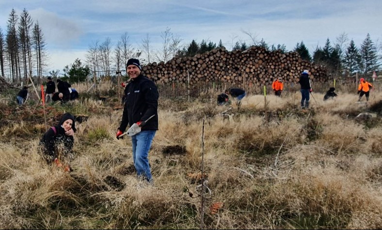 AlstomDACH's tweet photo. Starke Leistung 💪 Insgesamt haben wir heute 1.800 Bäume im Harz gepflanzt – 800 mehr als geplant.
Wir danken dem @bergwaldprojekt e.V. für die Zusammenarbeit. Bis zum nächsten Mal!

#togetherinmotion #TeamAlstom #mobilityinmotion #baumpflanzen https://t.co/VOKNhE4TIP