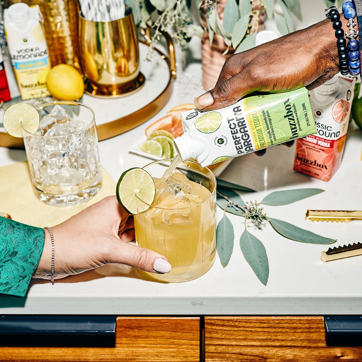 buzzbox's tweet photo. The best things in life come in small boozy boxes. 🤟 We've bundled up our best-selling premium cocktails that are totally packable and ready to party.
Stock your cart with this 24-pack and SAVE 30% on the buzzbox Best Sellers Bundle → https://t.co/i702HKSdRV
#buzzbox https://t.co/2GrFkIDkCw