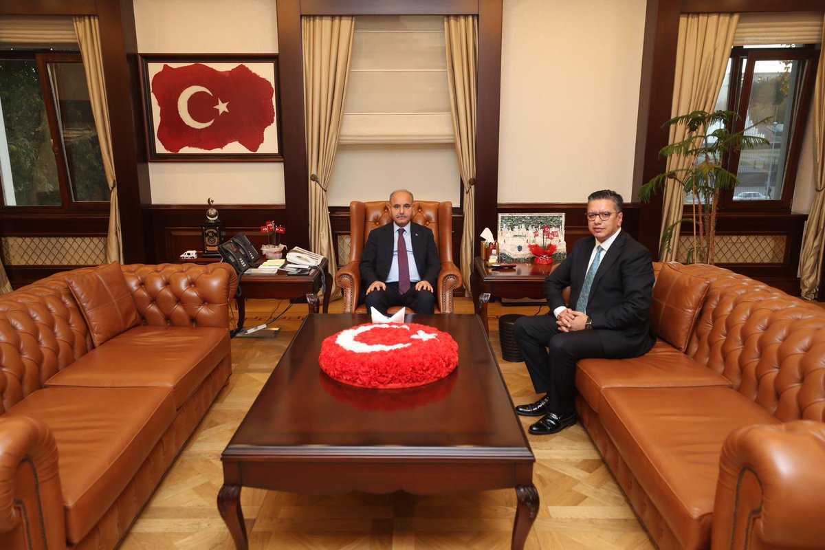 serfalbayrak's tweet photo. Emniyet Genel Müdürümüz Vali Sayın Mehmet Aktaş'ı ziyaret ettik; nazik kabullerinden ötürü kendisine çok teşekkür ediyorum...
@mehmetaktasgm https://t.co/MtpiRsEacU