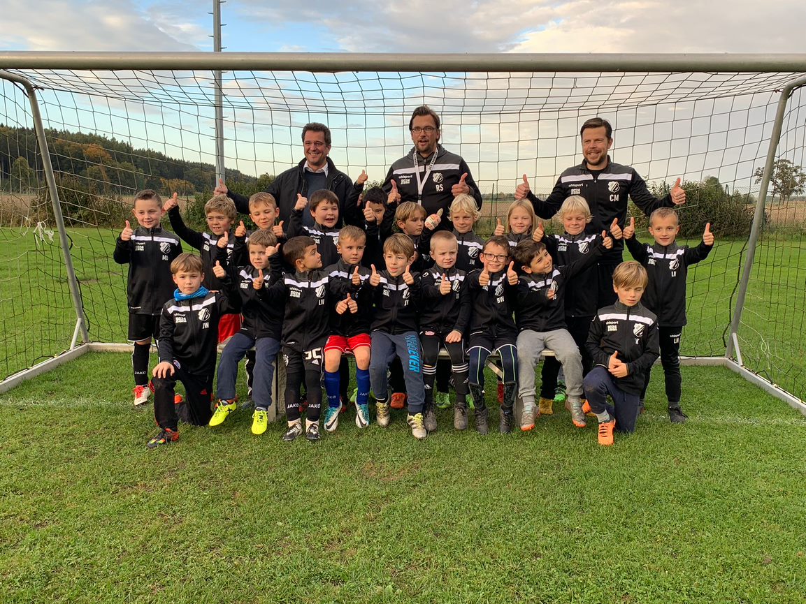 Stolz präsentiert die F-Fugend des SSV Bobingen die neuen Mannschafts-Trainingsjacken. Die Firma Kohl Wasser + Wärme GmbH ermöglichte die Neuanschaffung mit einem großzügigen Sponsoring.

kohl-online.de/2022/10/17/neu…