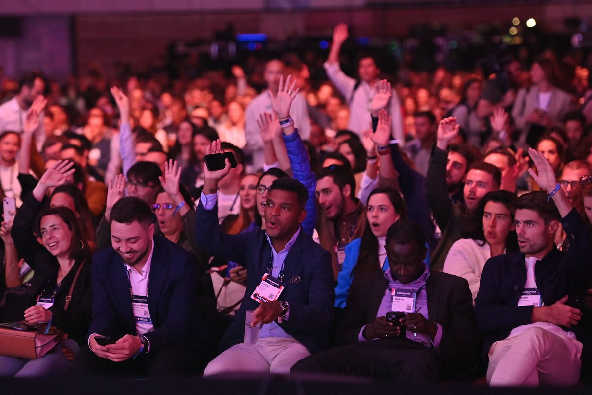 How the crowd reacts when <a href="/benjeffriess/">Ben Jeffries</a> and <a href="/Caspar_Lee/">Caspar Lee</a> launch our new app, Waves for Creators, on the centre stage <a href="/WebSummit/">Web Summit</a> 

#Waves4Creators