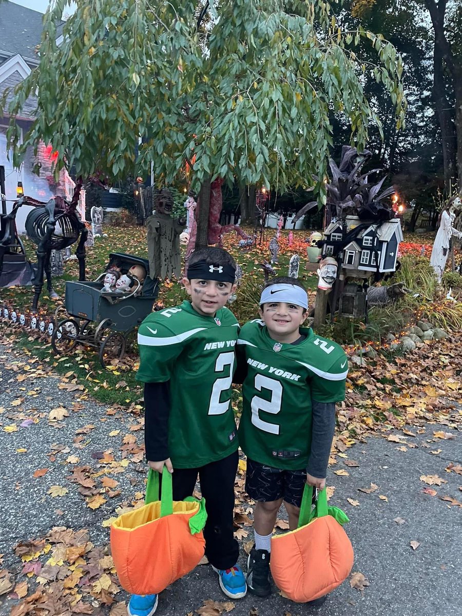 A green Halloween in their <a href="/nyjets/">New York Jets</a> <a href="/ZachWilson/">Zachary Wilson</a> jerseys.