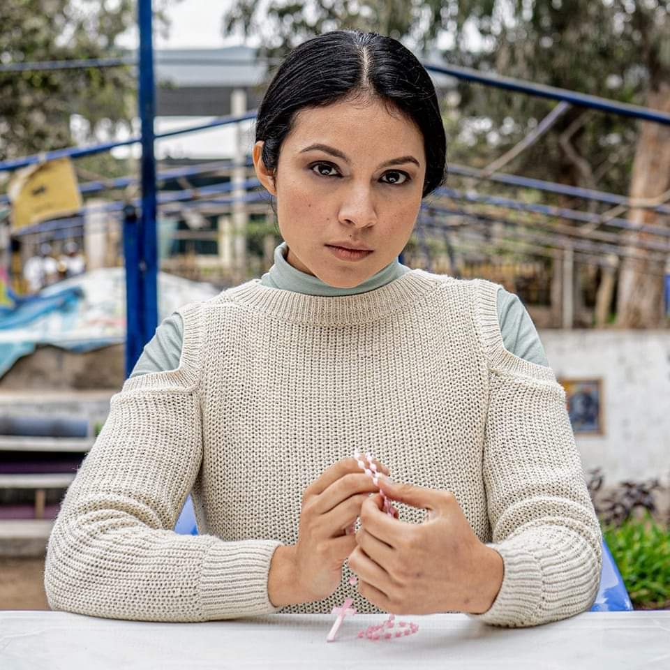 CindyD_Oficial's tweet photo. Para mi #FRENESÍ fue la oportunidad de hablar sobre una realidad que no se toca mucho en el Perú. 
Mi personaje ROSITA está dedicado a todos los familiares que sufren cuando un hijo, primo, tio, hermano, le tocó. Porque en esta vida nadie está libre de nada.
Gracias @BUTACA_AyC https://t.co/cnOPudoatC