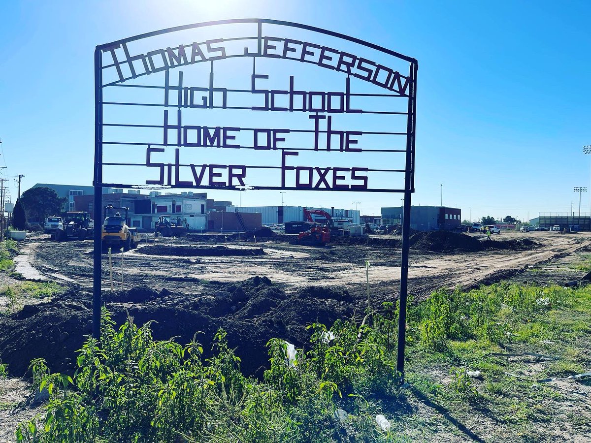 jmeza1989's tweet photo. Where did the old Jefferson HS go? Crazy to see the transformation. #lajeff https://t.co/FYbXdWxGtH