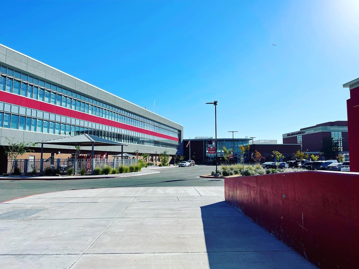 jmeza1989's tweet photo. Where did the old Jefferson HS go? Crazy to see the transformation. #lajeff https://t.co/FYbXdWxGtH
