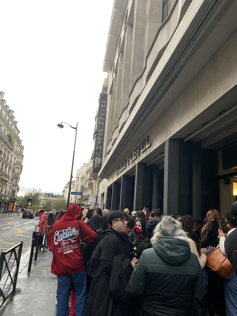 Le drapeau du premier jour va être distribué tout à l’heure !! #DPRinParid