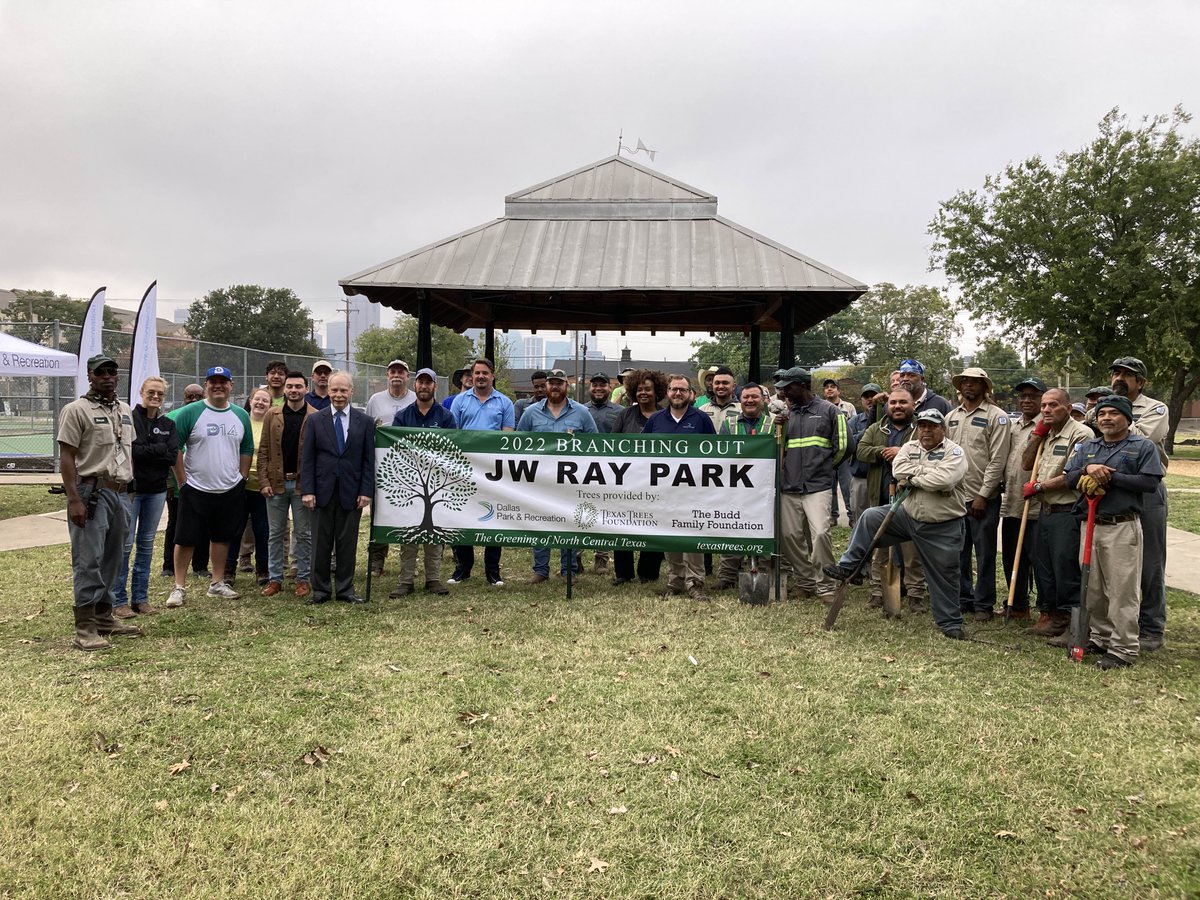 Texas_Trees's tweet photo. 50 trees being planted @DallasParkRec JW Ray Park! Chinkapin Oak, Red Bud, Cedar Elm, among 8 species going in the ground. Many thanks to The Budd Family Foundation for planting roots in the community! https://t.co/On4vIzPHmv