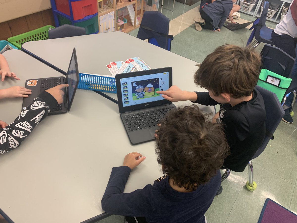 Stewart_Kinder's tweet photo. First time on computers with our buddies. So much fun. @5thSchott https://t.co/ohtk8WPk4F
