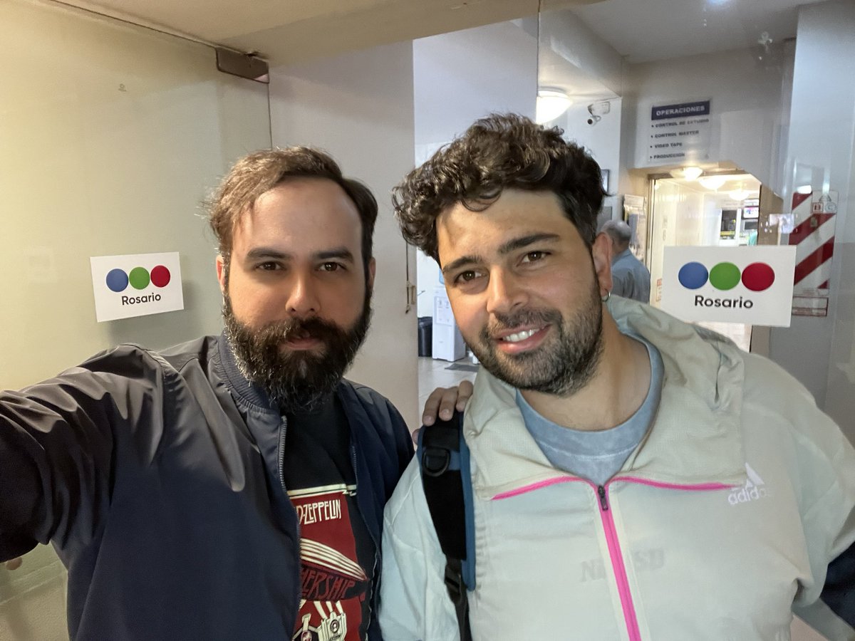 GarretEdwards's tweet photo. En las últimas semanas, por casualidad o no, me he ido encontrando con los distintos integrantes que, en un tiempo u otro, hicieron, en la Fisherton CNN y luego en @CNNRadioRosario, #ElRegreso del Dr. #WalterCastro. La cuarta foto fue la última postal todos juntos. https://t.co/4jS39MBoim