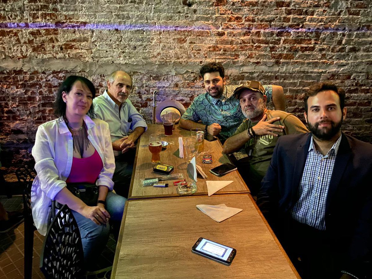 GarretEdwards's tweet photo. En las últimas semanas, por casualidad o no, me he ido encontrando con los distintos integrantes que, en un tiempo u otro, hicieron, en la Fisherton CNN y luego en @CNNRadioRosario, #ElRegreso del Dr. #WalterCastro. La cuarta foto fue la última postal todos juntos. https://t.co/4jS39MBoim