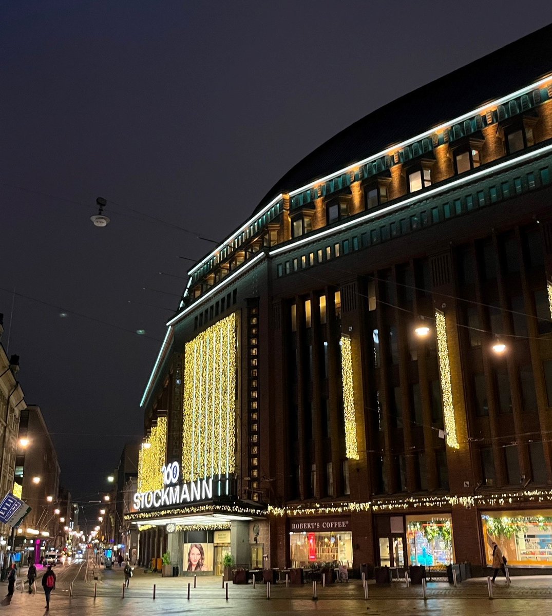 Stockmannin jouluvalaistuskausi on tänä vuonna lyhyempi kuin aikaisemmin. Tavarataloissamme jouluvalot ovat syttyneet, mutta jouluvalaistus päättyy kaikissa tavarataloissamme jo loppiaisena. #Stockmann käyttää jouluvalaistuksessaan LED-valoja, jotka kuluttavat vähän sähköä.