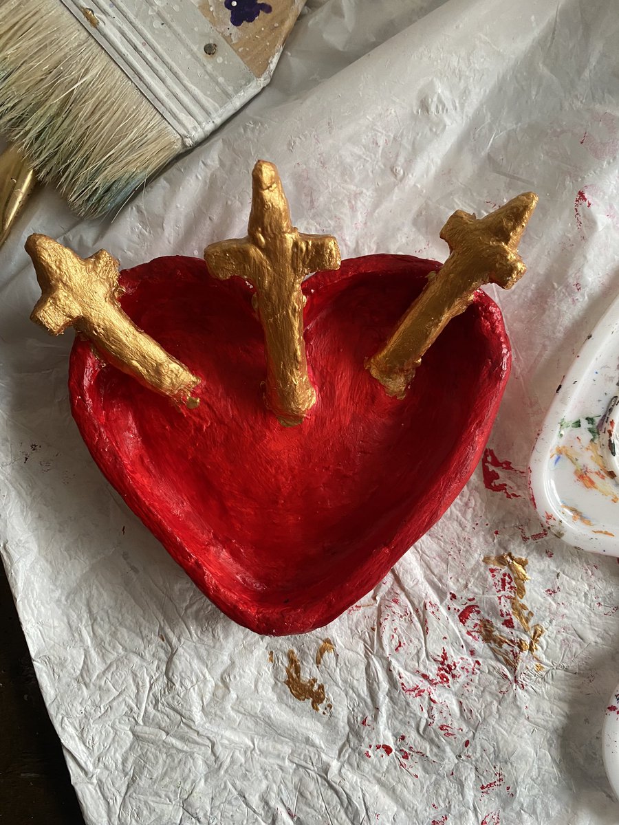ikegallery's tweet photo. Being an artist is literally the coolest thing tbh. I want a three of swords inspired ashtray/incense holder? I can literally make one >>>> https://t.co/vSgDAysvau