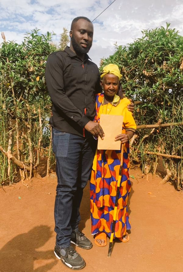 ClaudeKarangwa's tweet photo. Twasuye tunaha inkunga yabashijwe gukusanywa ya Mukanemeye Madeleine ❤️Imana ihe umigisha Buriwese wagize icyo akora kugirango bibashe kugerwaho 🙏🏾 https://t.co/P4DtrYoNHi