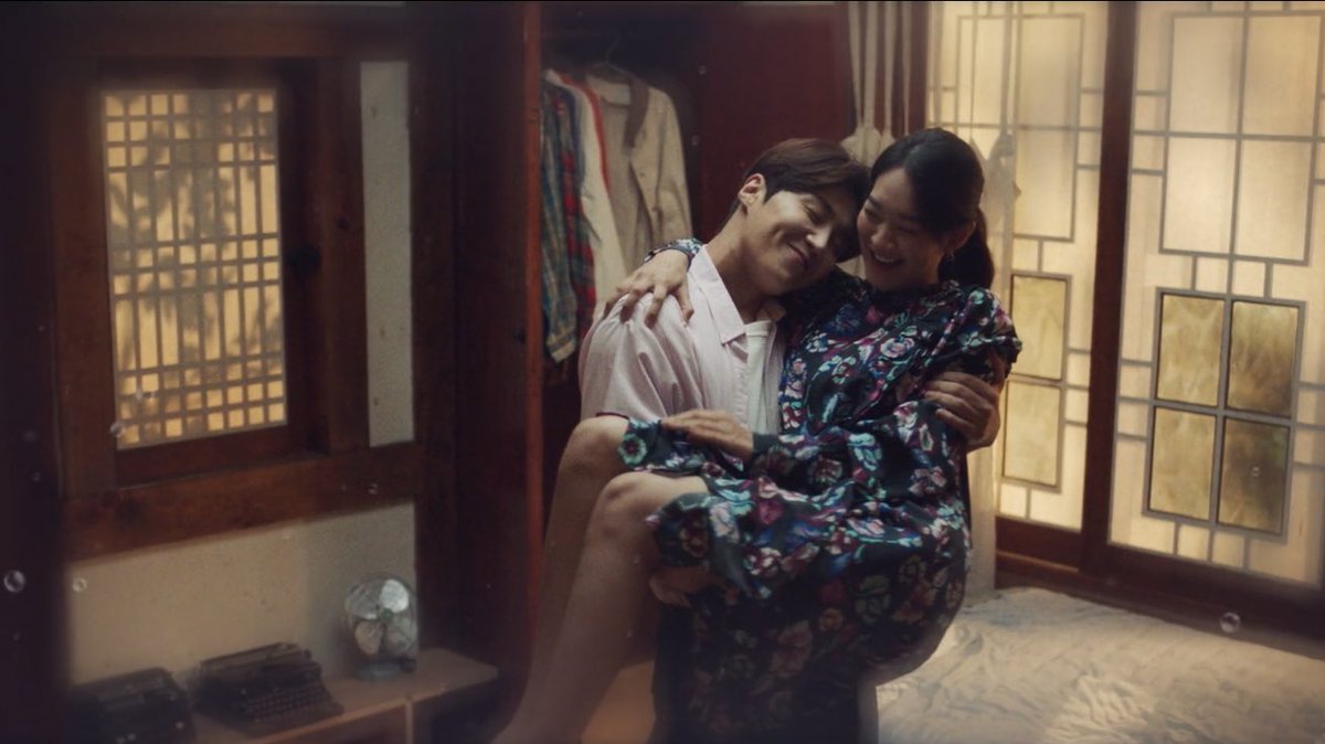 siirselyorumcu's tweet photo. İzlediğim en yumuş yumuş en huzurlu en pamuk şeker çift 😋🍯💘🫰🏻 Bazen klişe ama sakin bir romcom izlemek güzeldir 🌊🏖👠⚒️
#HometownChaChaCha
#DimpledCouple #SikHye https://t.co/g3zYn45Qwt