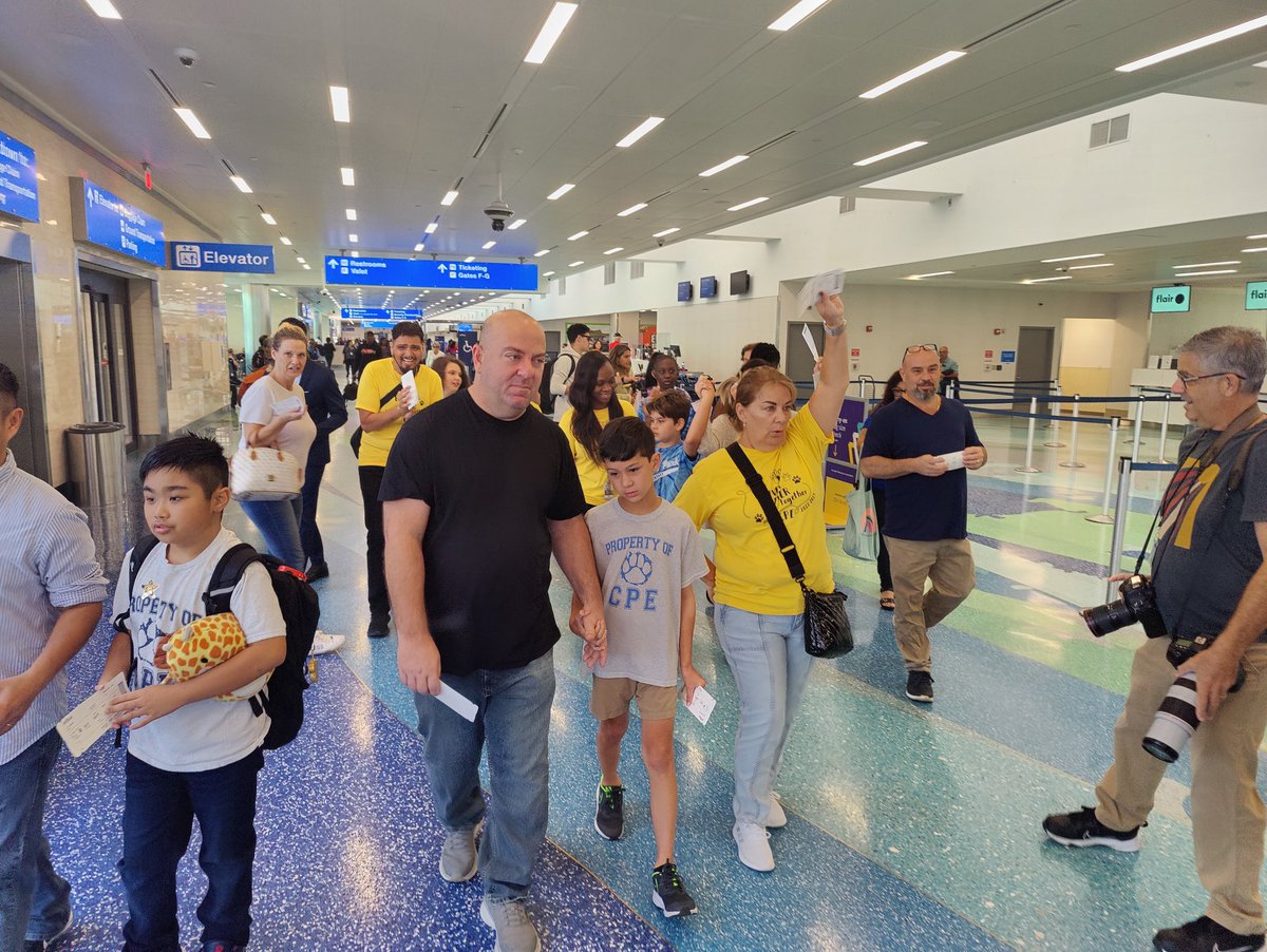 browardschools's tweet photo. #AutismInFlight has taken off! We’re thankful to our partners for making this unique opportunity a reality for @browardschools students with autism and their families. To learn more, visit https://t.co/5ZlCtE4jsN.

@JetBlue @FLLFlyer @BrowardCounty @delawarenorth https://t.co/br4BPFNlmV
