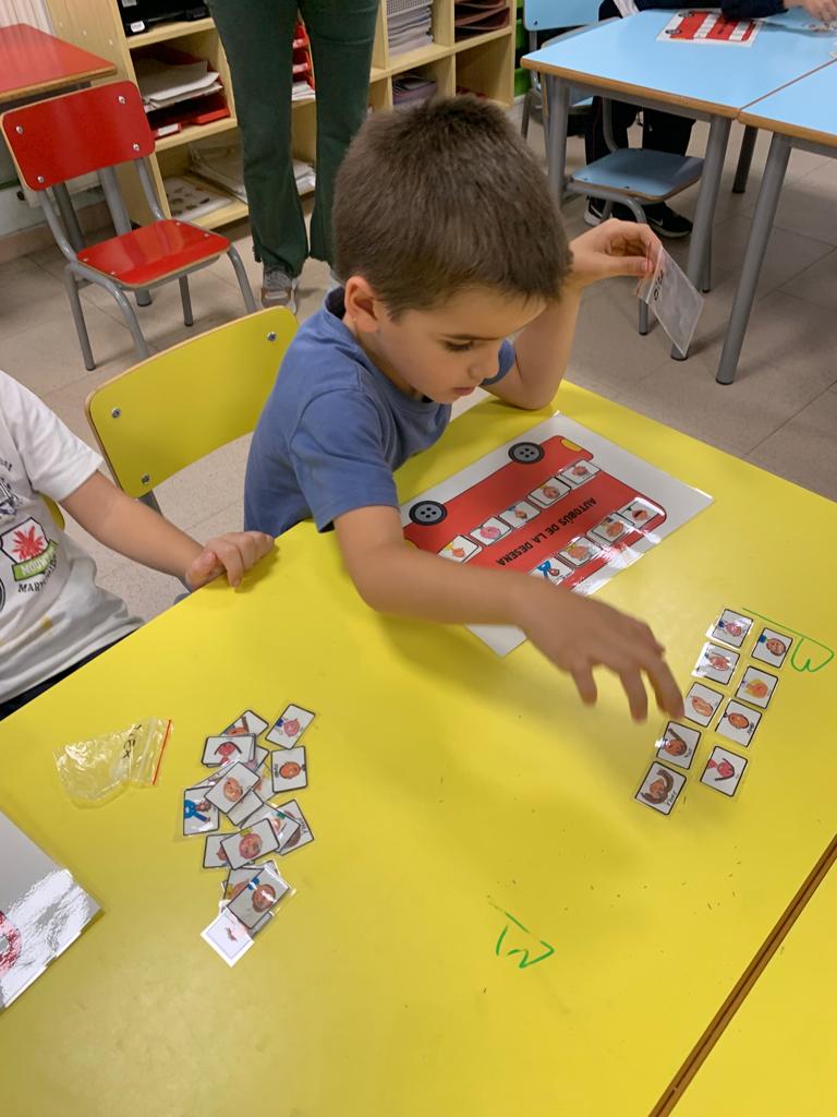 virolai_molins's tweet photo. 1PRI: Construïm desentès amb l’autobús de la desena. Quantes desenes de nens i nenes som tota la classe? Quantes persones necessitem per fer més desenes? #manipulem #matemàtiques #1rPrimària https://t.co/FytV9fXJsZ