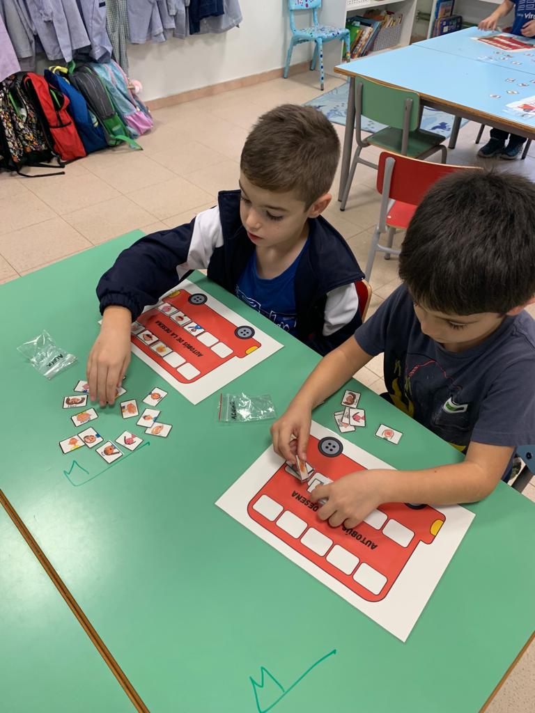 virolai_molins's tweet photo. 1PRI: Construïm desentès amb l’autobús de la desena. Quantes desenes de nens i nenes som tota la classe? Quantes persones necessitem per fer més desenes? #manipulem #matemàtiques #1rPrimària https://t.co/FytV9fXJsZ
