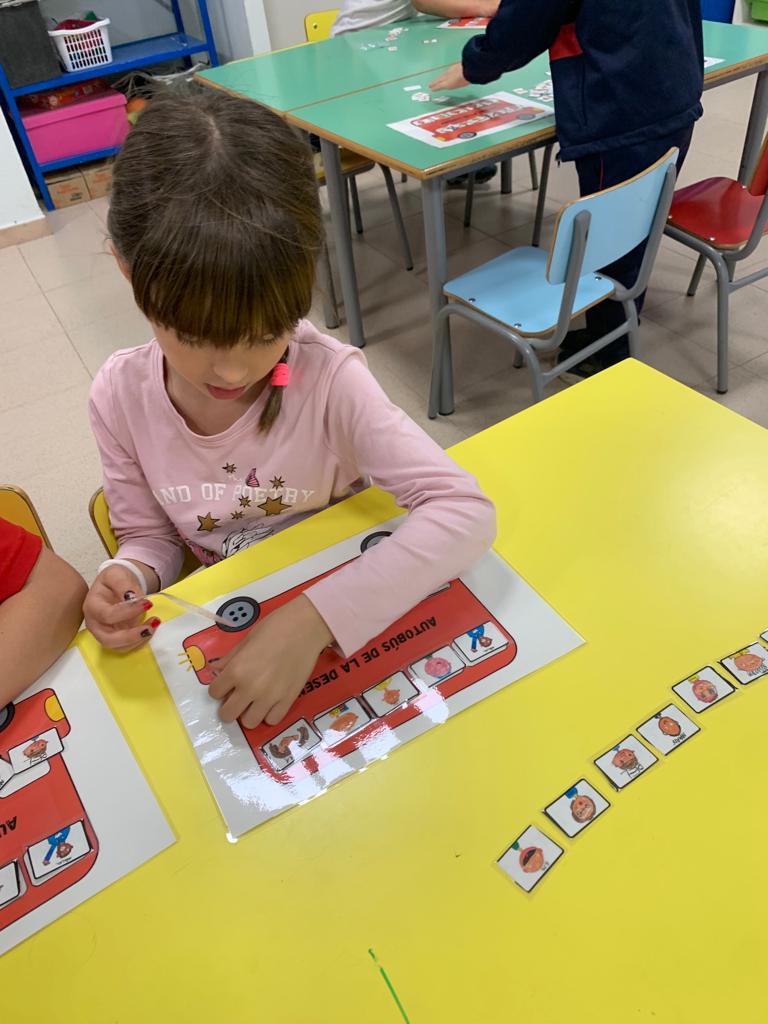 virolai_molins's tweet photo. 1PRI: Construïm desentès amb l’autobús de la desena. Quantes desenes de nens i nenes som tota la classe? Quantes persones necessitem per fer més desenes? #manipulem #matemàtiques #1rPrimària https://t.co/FytV9fXJsZ