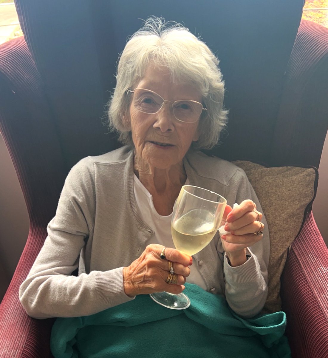 🥂👀 Thirsty Thursdays!

Newark Client, Rhoda, loves to have a glass of wine whilst spending some quality time catching up with her #Carers.

She loves hearing about what they've been getting up to and she's always so grateful for the company 🙌