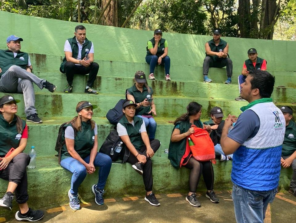 CARCDMB's tweet photo. Iniciamos el recorrido ecológico pedagógico con los colaboradores de @porveniroficial 💚.
Con el liderazgo de nuestros biólogos #CDMB les contamos sobre los 40 años de historia del #EloyValenzuela y algunas de las especies de flora nativas que allí se conservan. #CDMBiodiversa https://t.co/omGZTaC6LG