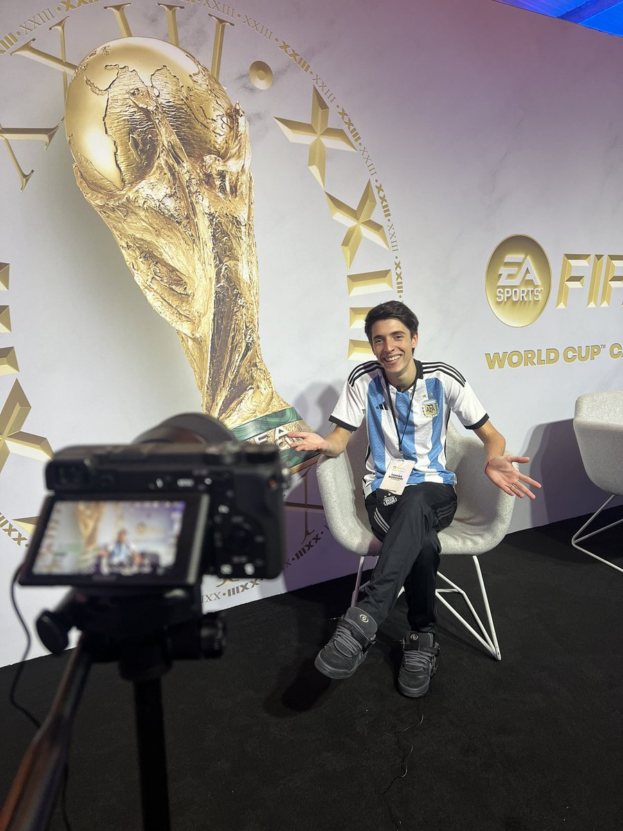 totobordieri's tweet photo. Cumpliendo sueños.
Los que me conocen saben lo que luché por esto.

Estoy en Londres junto con @EASPORTSFutbol para subir en exclusiva contenido de FIFA23 World Cup.  🎮⚽️

Gracias a todos ustedes que me bancan ❤️ https://t.co/qNzoQCbz4x