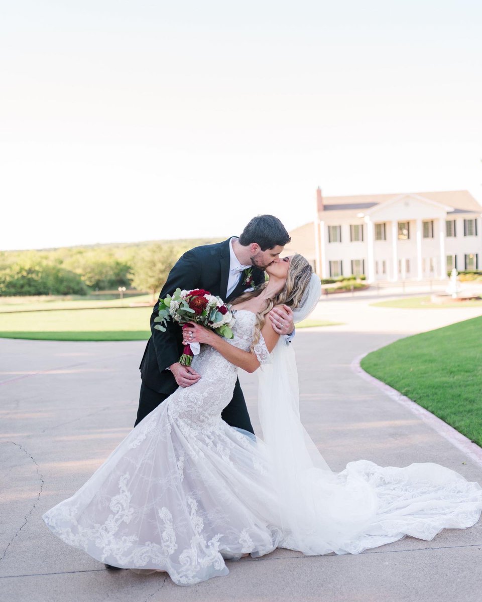 _hailstorm37_'s tweet photo. Kinda forgot about twitter lol. Got married to the love of my life! 9/3/22 @Christianfindme https://t.co/47MDMFpgl5